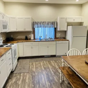 Modern Farmhouse 3 Bed, 2 Bath Apartment, Sleeps 7, Lots of Space, Downtown