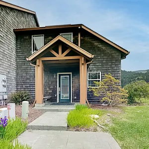 Lakefront end townhouse with kayaks & fishing dock, walk to beach - dogs welcome
