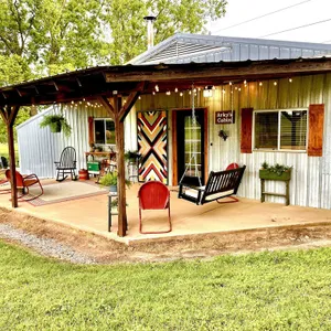 Arky’s Cabin- private setting in town with hot tub