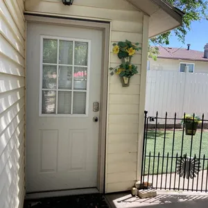 Hidden Gem! 1-bedroom studio, WIFI and Parking.