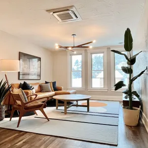 Walk to Restaurants, Coffee, Moccasin Springs * Historic + Modern + Downtown