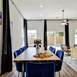 King Bed, Family Stay, Near Riverwalk, Food & Fun!