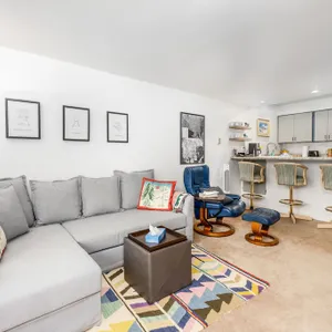 Slopeside condo with a full kitchen & deck plus shared game room & sauna