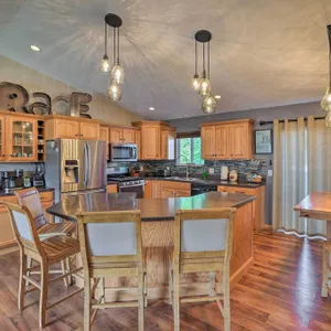 Inviting Sioux Falls Home ~ 5 Mi to Downtown!