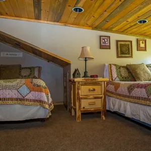 15) 1 BEDROOM WITH LOFT CONDOS - 3 QUEENS- The Mountain Inn