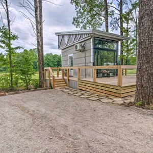 Chic Tiny Home Retreat ~ 2 Mi to MSU Campus!