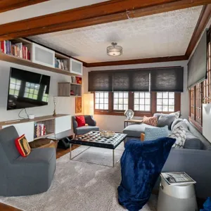 Cheerful 3 Bedroom / 2 Bathroom Bungalow w/ private Hot Tub + Private Deck/Patio