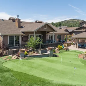 Entire home, hot tub, and putting green!