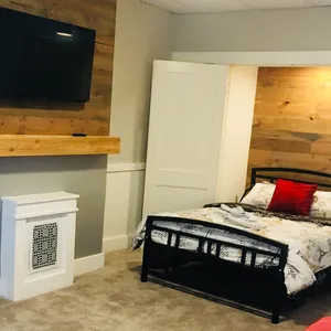 Studio Apt B Downtown EVV, Full Kitchen, TV, Wifi