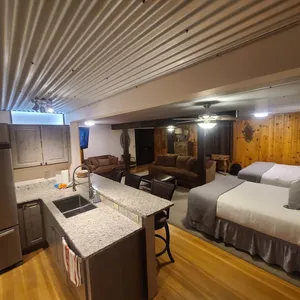 Colter's Penthouse Apartment Suite (6-7 people)