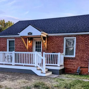 All Brick Retreat! Cozy 2 bedroom home. Near parks