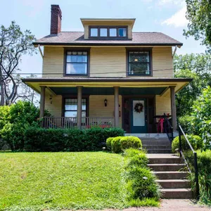 Center of Highlands! +2500 sq ft Awesome Location