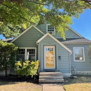 Cheerful 2-BR Cape Cod-style home near hospital
