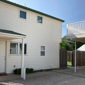 Clean, Quiet & Cozy Downtown Hays Home