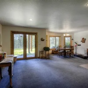 Knotty Pine Cabin -Spacious- I live on main floor)