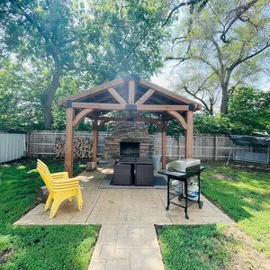 Cheerful 3 bedroom home with outdoor fireplace