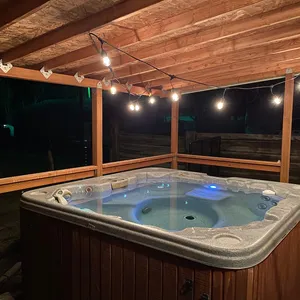 Cheerful private 4 bedroom lodge with hot tub
