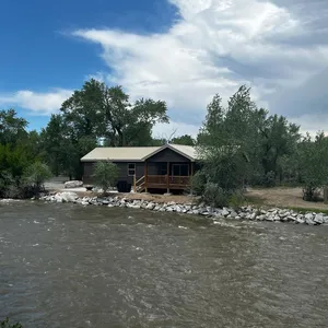 River’s edge cabin, on private 5 acre river front