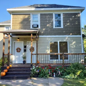 Lovely 2nd floor apartment & patio, walk downtown