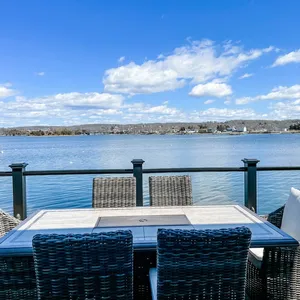 Waterfront Oasis minutes from Newport w/ hot tub!
