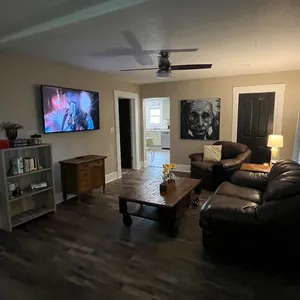 Cozy, Newly Remodeled 2 bedroom home