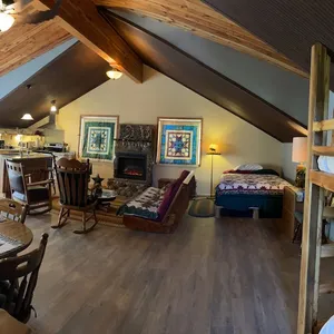 Feathergrass Studio is a  welcoming 1-room loft