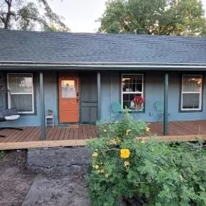 Cozy one bedroom Cottage Getaway!