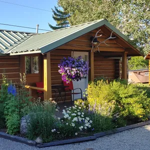 Historic Trapper Cabin - Your Cozy Sanctuary