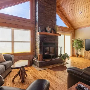 Luxury Log Cabin near SIU, Giant City, & Wineries
