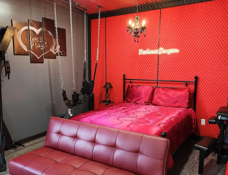 Red Room Cabin The Treehouse Dungeon for Couples Dunlap, Tennessee