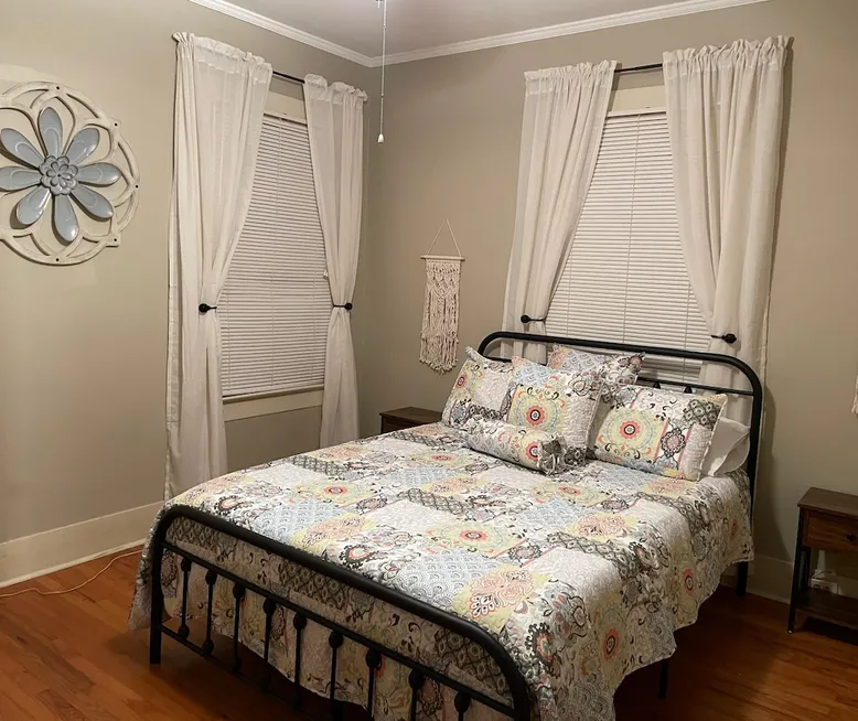 Charming 1930's Euclid Ave Bungalow Laurel, Mississippi Vacation Rentals HiChee