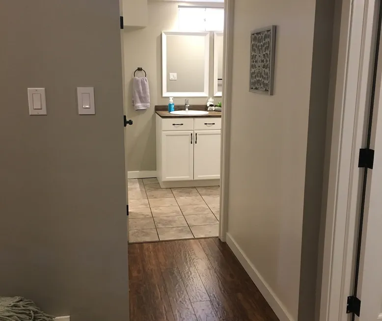 2Bed Close to Everything Bright Open Concept Suite Lethbridge