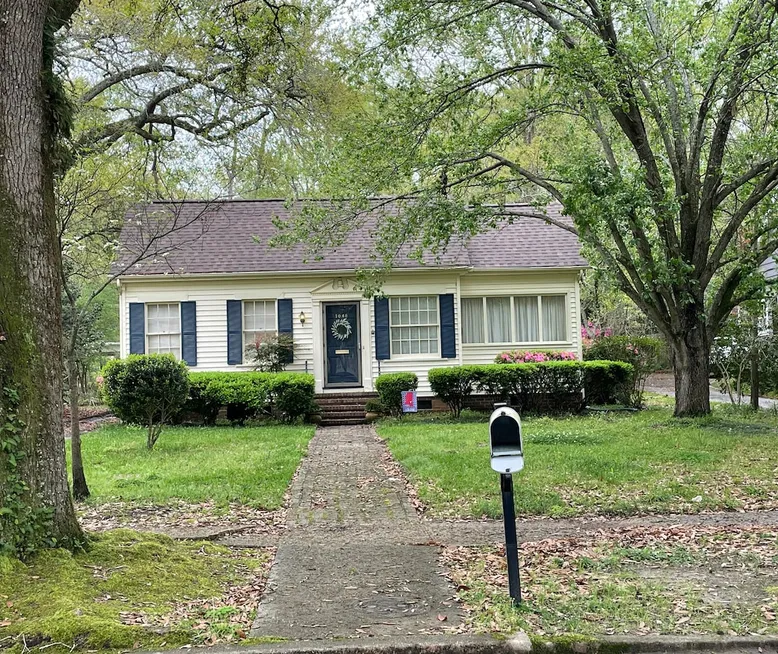 Charming 1930's Euclid Ave Bungalow Laurel, Mississippi Vacation Rentals HiChee