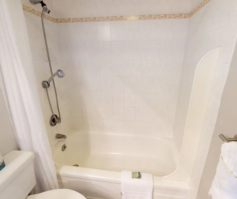 Koko Resorts, Inc. Tower 1 Suite 2108 Waikiki Banyan Rental Condo in Honolulu Honolulu,...