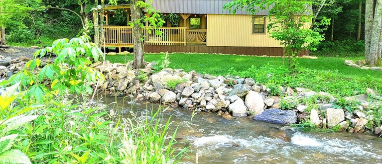 New Smoky Mountain Tiny Cabin on Bold Stream with Hot Tub - Flag Pond,  Tennessee Vacation Rentals