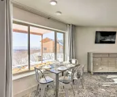Anchorage Getaway w/ Mtn Views ~ 4 ½ Miles to Zoo!