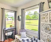 Charming Country Cottage: 5 Mi to Downtown Tulsa!