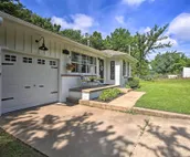 Charming Country Cottage: 5 Mi to Downtown Tulsa!