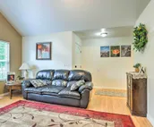 Charming Wasilla Retreat: Walk to Lake Lalen!