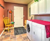 Charming Wasilla Retreat: Walk to Lake Lalen!